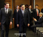 [포토] '상공의 날' 참석하는 이창양 장관과 최태원 회장