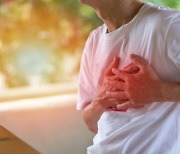 [건강톡톡] 갑자기 찌르는 듯한 가슴 통증, ‘이 질환’ 알리는 신호?