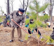 북한, 어제 '식수절' 맞아 각지에서 기념식수 진행…"충성과 애국으로"