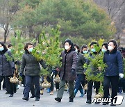 북한, 어제 '식수절' 맞아 각지에서 기념식수 진행…"푸른 숲 우거지게"