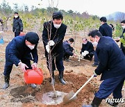 전국 각지서 '식수절' 기념 식수 진행하는 북한 일꾼들…"충성과 애국"