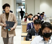 브리핑 입장하는 김은혜 홍보수석