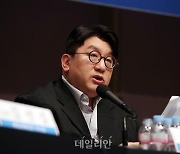 SM 인수전서 발 뺀 방시혁 “아티스트·팬들에 죄송”…이수만 반응은?