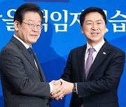 “격주 밥 먹자”에 “매일 욕하면서”…김기현-이재명, 첫 회동서 기싸움