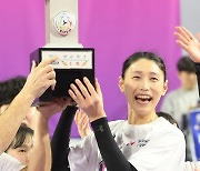 15년 만에 누린 감격…김연경 "올 시즌 힘들었지만…좋은 결과에 뿌듯"