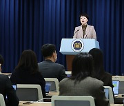 Yoon orders gov’t to accommodate public opinions in labor reform plan