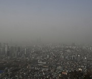 서울까지 번진 중국발 황사…미세먼지 농도 급등