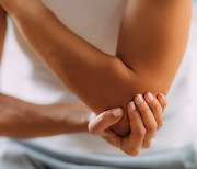 잘못된 취침 습관이 유발한 팔꿈치 통증…이 질환 의심