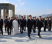 국립 3·15 민주 묘지 참배하는 한덕수 총리