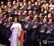 3·15 의거 기념식에서 국기에 경례하는 한덕수 총리