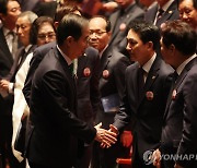 박민식 국가보훈처장과 인사하는 한덕수 총리