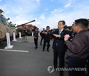 한국형 상륙돌격장갑차 살펴보는 한덕수 총리