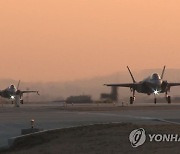 야간 출격 위해 활주로 이동하는 F-35A 전투기