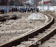 [포토] 광화문 전차 철로 일반공개
