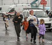 [포토] 폭우 피해 임시 시설 떠나는 튀르키예 가족