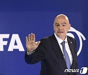 인판티노 FIFA 회장, 3연임 성공…임기는 2027년까지