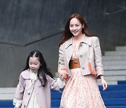 [E포토] 유진, '요정 모녀의 패션쇼 나들이'
