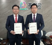 [포토뉴스] 신영재 홍천군수, 용문-홍천 철도 조기착공 서한문 서명