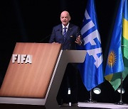 인판티노 FIFA 회장 연임 성공... 2027년까지 '축구대통령' 이어간다