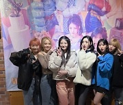 트라이비, 영화관 내 현수막 앞 특별한 인증샷…“맙소사 CGV 청담에 트라이비가 생겼어영. 감사해영”