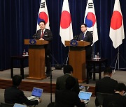 [속보] 尹대통령 “北 위협 대응 한미일·한일 공조 매우 중요”