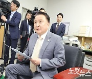 김영환 "친일파 논란, 죄송한 마음"…수습은 '미지수'