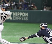 오타니 기습 번트로 대량 득점…일본, 5회 연속 4강행