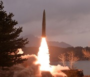 [속보] 日 “북 미사일 ICBM급…최고고도 6000㎞로 70분간 1000㎞ 비행”