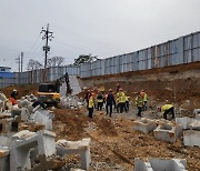 충남 천안 공사장서 옹벽 무너져 근로자 매몰···3명 심정지·의식불명