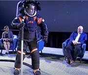 53년만에 달 탐사 '새 우주복'···“옷 안에서 다양한 활동”