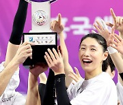 아이처럼 해맑게 좋아한 김연경, '15년 만의 1위'에 환히 웃었다