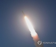 [속보] 日정부 "北미사일, 비행 중일 가능성…낙하 안해"