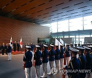 양국 국가 듣는 한일 정상