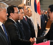 김성한 국가안보실장과 악수하는 기시다 일본 총리