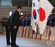 양국 국기에 예 갖추는 한일 정상