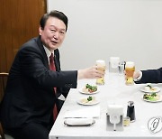 생맥주 건배하는 윤석열 대통령과 기시다 일본 총리