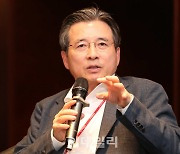 [포토]대담 진행하는 김용범 해시드 오픈리서치 대표