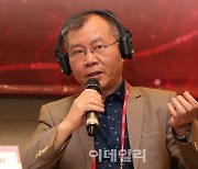 [포토]대담하는 부딘 아 잉 베트남 재무부 경제학자