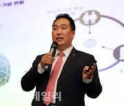 [포토]제12회 국제 비즈니스·금융컨퍼런스에서 발표하는 홍선 주베트남 한국상공인연합회 회장