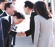 '보은'의 마음 컸나?…김기현, 윤 대통령에 '폴더인사' 구설