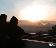 北 "어제 ICBM '화성-17형' 발사"…김정은, 딸과 함께 참관