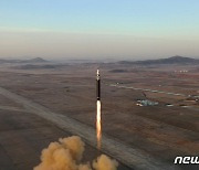 김정은, 한미 연합연습 대응 '화성-17형' 발사 훈련 지휘…"강력한 경고"