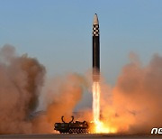 北 김정은 "핵전쟁억제력 강화로 적들에게 두려움"…'화성-17형' 발사