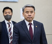 국방위 전체회의 출석하는 이종섭 국방부 장관