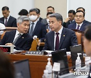 대화 나누는 이종섭 국방부 장관과 이기식 병무청장
