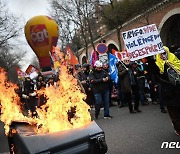 "민주주의 완전 부정"…프랑스 연금개혁 강행에 전역서 시위 '격화'