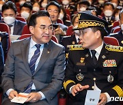 남화영 소방청장 직무대리와 대화하는 박홍근 민주당 원내대표