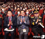 의용소방대의날 기념식 찾은 박홍근·성일종