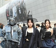 독특한 의상 입고 서울패션위크 찾은 시민들