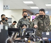 김승겸 합참의장, '자유의 방패' 연습 참가 수도군단 방문